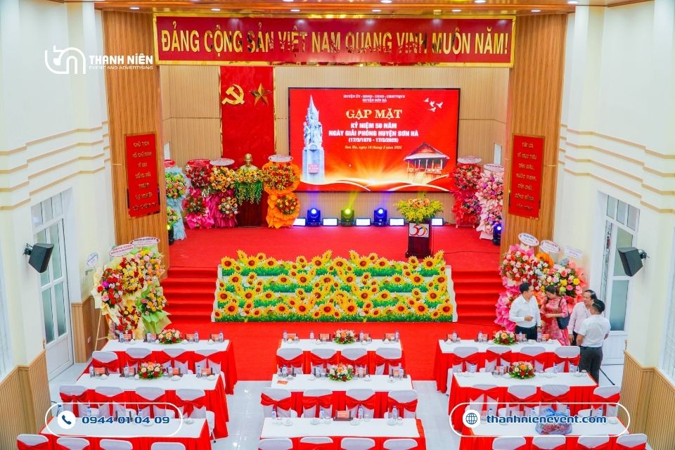 Tổ Chức Đại Lễ Kỷ Niệm 50 Năm Giải Phóng Huyện Sơn Hà Sân khấu lễ kỷ niệm 50 năm được thiết kế đa tầng, mang đậm tính biểu tượng