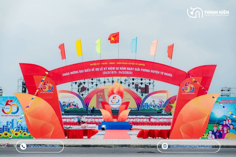 Thanh Niên Event: Tự Hào Đồng Hành Cùng Lễ Kỷ Niệm 50 Năm Ngày Giải Phóng Huyện Tư Nghĩa Sân khấu lễ kỷ niệm huyện Tư Nghĩa được chú trọng trong từng chi tiết