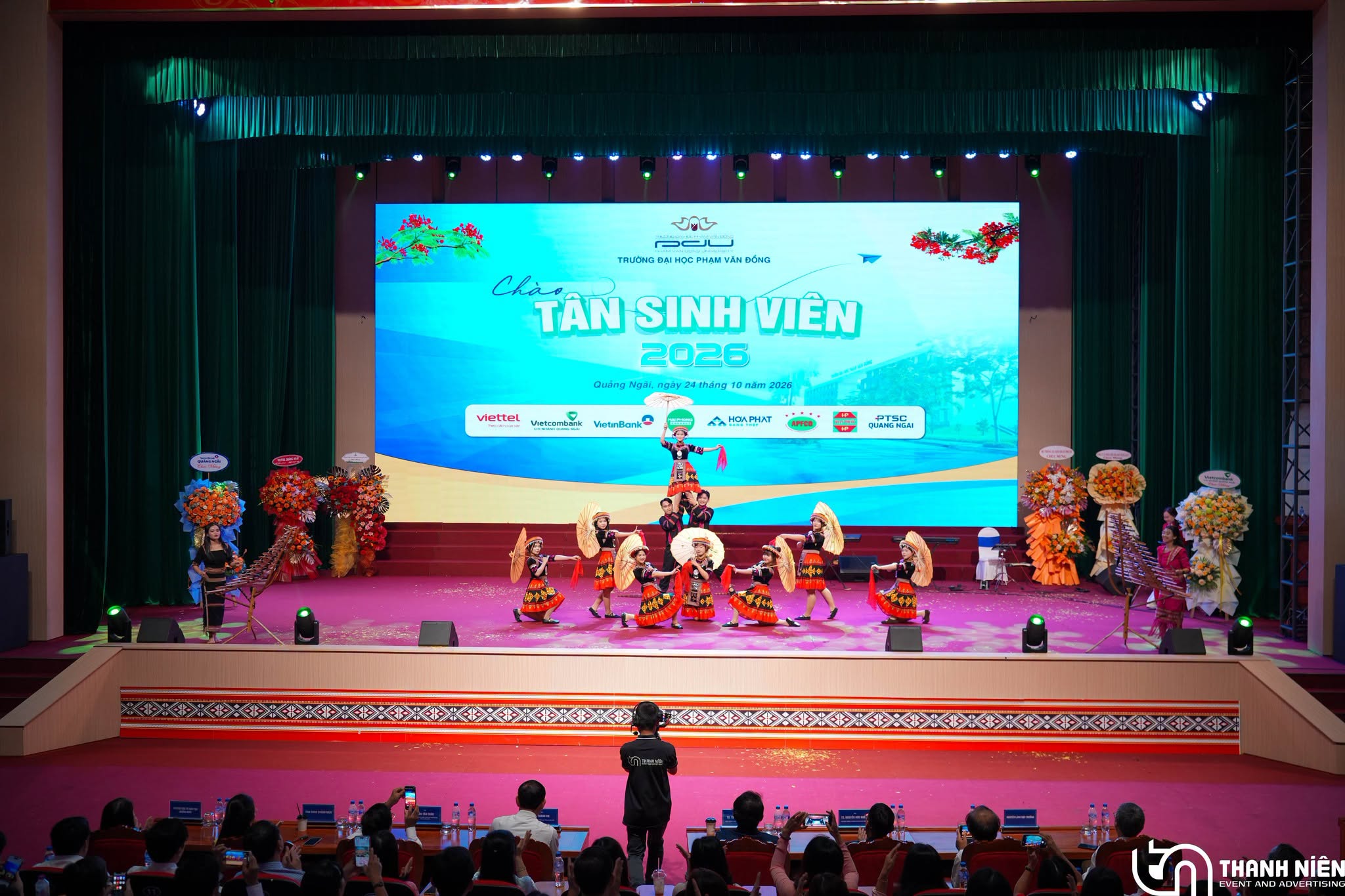 Tổ chức sự kiện chào tân sinh viên 2026 ĐH Phạm Văn Đồng Khánh tiết Sân khấu chính & Hệ thống Màn hình LED Hội trường đa tầng
